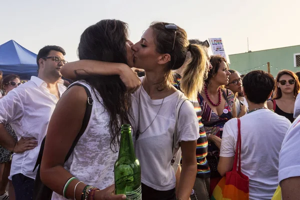 Ostia Lido Roma, İtalya - 14 Temmuz 2018: Lazio gurur olay sırasında bir çift öpüşme. Bu hakları, koruma ve gurur Lgbti insanların (Lezbiyen, Gay, Bisex, Trans ve interseks s olay).