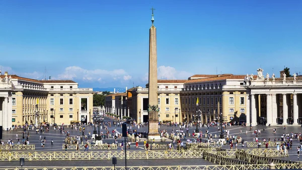 梵蒂冈梵蒂冈州 2018年7月19日 游客享受圣彼得广场的美景 圣彼得广场位于梵蒂冈圣彼得大教堂前 — 图库照片