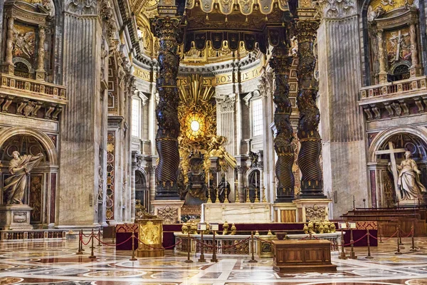 梵蒂冈 梵蒂冈 2018年7月19日 圣彼得大教堂内部 圣彼得大教堂位于梵蒂冈 是罗马主要的旅游目的地之一 — 图库照片