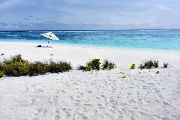 Praia Tropical Com Areia Branca Guarda Sol Branco Atol Das — Fotografia de Stock