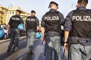 Rome, İtalya - 14 Temmuz 2018:Group polis ajanları Lazio gurur olayın unfolding denetler. Bu hakları, koruma ve gurur Lgbti insanların (Lezbiyen, Gay, Bisex, Trans ve interseks s olay).