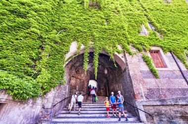 Roma, İtalya, 19 Temmuz, 2018:Tourists tırmanmak Palazzo Vincoli Meydanı Monti bölgesinde Roma San Pietro için yol Borgia altında Antik merdiven