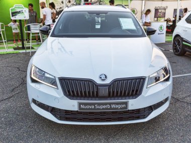 Rome, İtalya - 21 Temmuz 2018: zaman zaman Roma s ralli olay, Roma'nın yeni otomobil modelleri motor showroom Sergi: Skoda otomobil gelen yeni bir süper vagon beyaz araba.