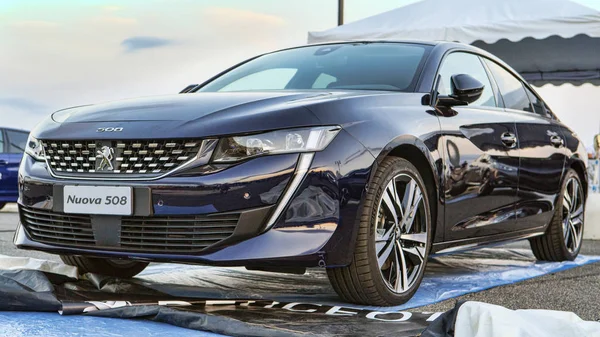 Rome, İtalya - 21 Temmuz 2018: zaman zaman Roma s ralli olay, Roma'nın yeni otomobil modelleri motor showroom Sergi: Peugeot otomobil yeni Peugeot 508 mavi arabadan.