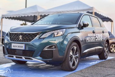 Rome, İtalya - 21 Temmuz 2018: zaman zaman Roma s ralli olay, Roma'nın yeni otomobil modelleri motor showroom Sergi: Peugeot otomobil üzerinden yeni bir Suv 5008.
