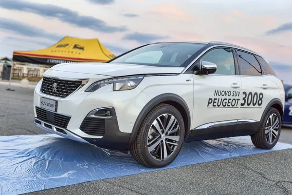 Rome, İtalya - 21 Temmuz 2018: zaman zaman Roma s ralli olay, Roma'nın yeni otomobil modelleri motor showroom Sergi: Peugeot otomobil üzerinden yeni bir Suv 3008.