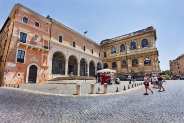 Rome, İtalya - 19 Temmuz 2018: Basilica of Saint Peter Vincoli Monti semtinde güzel cephe. Bazilika borçlu adını burada korunmuş zincirleri ve hangi, geleneğe göre Jeru onun hapis sırasında St. Peter bağlamak için kullanıldığı