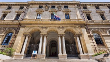 Roma, İtalya - 19 Temmuz 2018: Sivil öğretim ve Endüstri Mühendisliği Saint Peter Vincoli, Monti semtinde bulunur. Nero, Domus Aurea, Bugün kilise San Pietro Vinc içinde İmparatorluk Sarayı kalıntıları üzerine inşa edilmiş