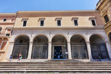 Rome, İtalya - 19 Temmuz 2018: güzel cephe ve Basilica of Saint Peter Vincoli Monti semtinde sundurma. Bazilika borçlu adını burada korunmuş zincirleri ve hangi, geleneklere göre onun imprisonm sırasında St. Peter bağlamak için kullanıldığı
