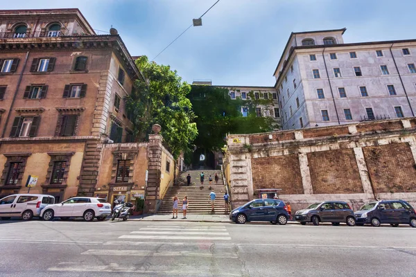 意大利罗马 2018年7月19日 游客爬上 Borgia 宫殿下的古楼梯 在罗马蒙蒂地区的 Vincoli 广场上通往圣彼得 — 图库照片