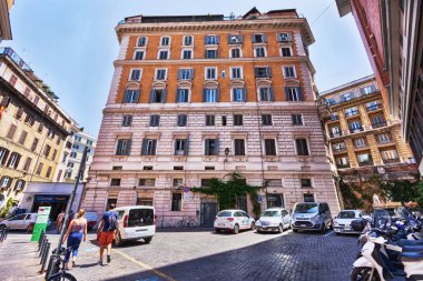 Rome, İtalya - 19 Temmuz 2018: güzel Suburra Square Metro B Cavour durağı girişi ile Monti semtinde. Via Cavour içinde yer alır ve Santa Maria Maggiore Bazilikası ve Via dei Fori Imperiali, antik Roma'nın bir bölümü arasında yarıladı 