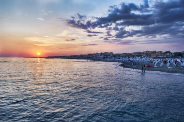 Deniz Roma'nın doğal günbatımı turuncu güneş ışınları ile vurmak