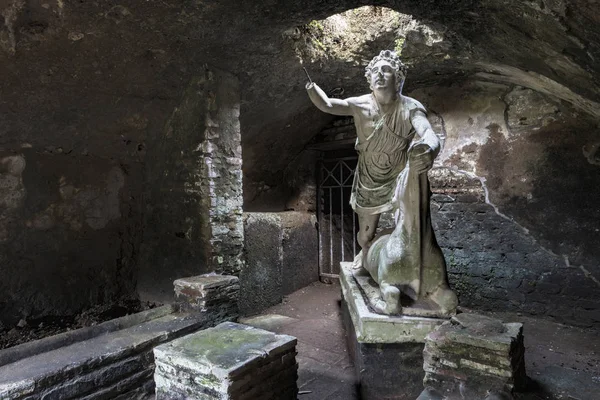 Ostia Antica arkeolojik kazılarda termal s mithraeum bir boğa öldürmek Mithras tanrı heykeli