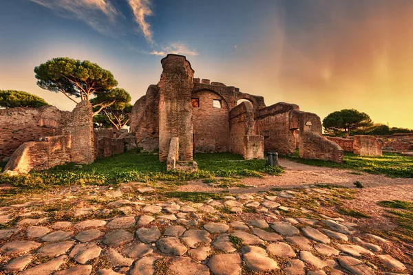 Zachód Słońca Spojrzenie Bruku Ulicy Ruiny Starożytna Ostia Rome — Zdjęcie stockowe