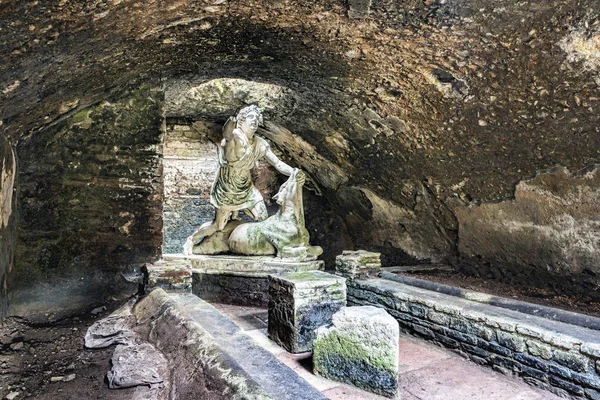 Άγαλμα Του Θεού Μίθρα Σκοτώνοντας Έναν Ταύρο Θερμικό Mithraeum Αρχαιολογικές — Φωτογραφία Αρχείου