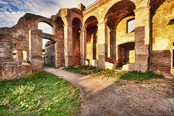 Ρωμαϊκά Ερείπια Στην Ostia Antica Γεύση Από Τις Στοές Και — Φωτογραφία Αρχείου