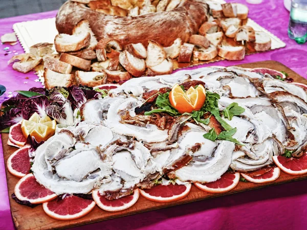 Traditionele Italiaanse Porchetta Gepresenteerd Met Rode Sinaasappelen Salade Houten Tray — Stockfoto