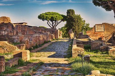 Arkeolojik Roma İmparatorluğu sokak görünümü antik Ostia - Roma - İtalya
