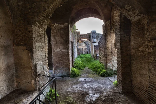 Εσωτερικός Διάδρομος Φτηνό Σπίτι Aurighi Στα Αρχαιολογικά Ερείπια Της Αρχαία — Φωτογραφία Αρχείου