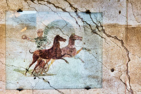 古代オスティア ローマの考古学的発掘で Aurighi 長屋の廊下で Aurighi とフレスコします — ストック写真