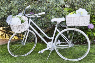 Vintage ve klasik tasarımı ile güzel beyaz bisiklet