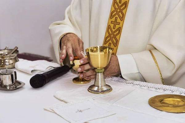 Katolickiego Ślubu Kościelnego Eucharystii Selektywny Fokus — Zdjęcie stockowe