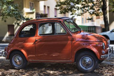 Rome, İtalya - 16 Ağustos 2018: güzel vintage 1936 başlayan İtalyan Fiat Otomotiv Sanayi tarafından üretilen kırmızı Fiat 500.