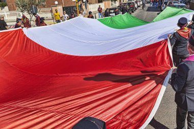 Roma, İtalya - 30 Eylül 2018: Ulusal Derneği İtalyan devlet polis Vakfı'nın 50'nci yıldönümü vesilesiyle büyük bir İtalyan tricolor bayrak el ile sokaklarda arasında yapılır.
