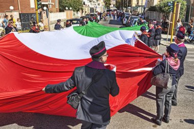 Roma, İtalya - 30 Eylül 2018: eyalet polisi Ulusal Birliği Vakfı'nın 50'nci yıldönümü vesilesiyle büyük bir İtalyan tricolor bayrak el ile sokaklarda arasında yapılır.