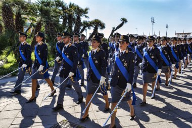Rome, İtalya - 30 Eylül 2018: İtalyan eyalet polisi geçit Roma Promenade eyalet polisi Ulusal Birliği Vakfı'nın 50'nci yıldönümü için.