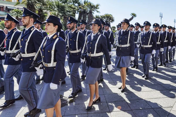 Rome, İtalya - 30 Eylül 2018: İtalyan eyalet polisi geçit Roma Promenade eyalet polisi Ulusal Birliği Vakfı'nın 50'nci yıldönümü için.