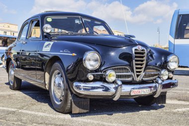 Rome, İtalya - 30 Eylül 2018: vesilesiyle Ulusal Derneği, eyalet polisi, Alfa Romeo şirket vintage arabalar ünlü model Alfa Romeo süper Itali için sağlanan 1900 ile açık bir sergi Vakfı'nın 50'nci yıldönümü