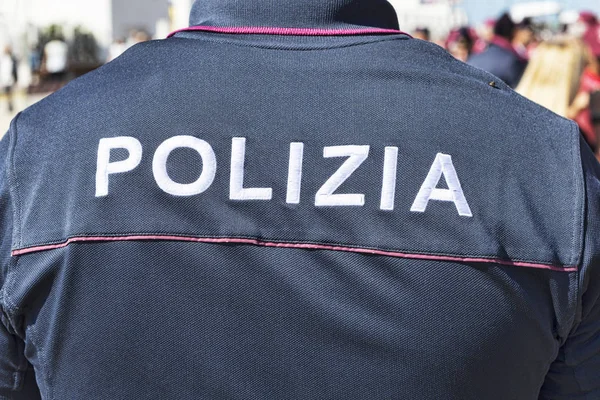 Roma'daki kalabalığın üzerinde seyreden İtalyan polis ve omuzları bakarak
