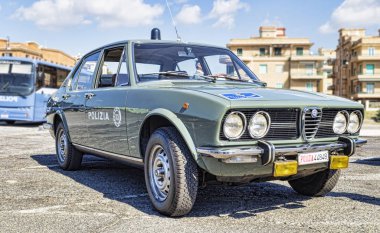Rome, İtalya - 30 Eylül 2018: vesilesiyle Ulusal Derneği, eyalet polisi, Alfa Romeo şirket vintage polis arabaları ünlü model Alfetta 1800 ile açık bir sergi Vakfı'nın 50'nci yıldönümü.