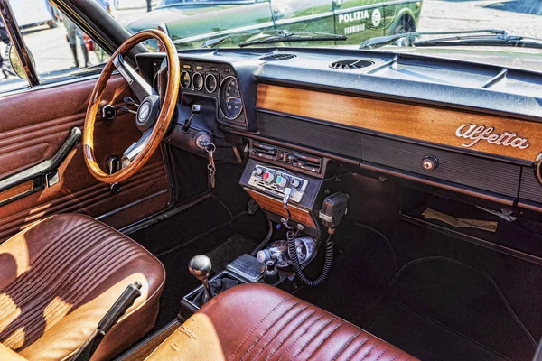 Interior del modelo de coche vintage Alfetta 1800 producido por el Alfa — Foto de Stock