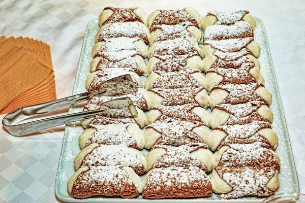 전형적인 시칠리아와 Cannoli 치즈와 박제와 설탕에 — 스톡 사진