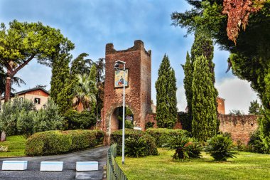 Castel di Leva Roma, İtalya - 6 Ekim 2018: ilahi aşk, Katolik hac ünlü hedef Kutsal antik yapı girmesi ile eski kule manzara