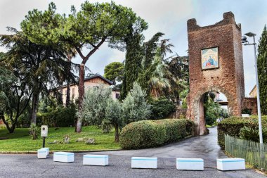 Castel di Leva Roma, İtalya - 6 Ekim 2018: ilahi aşk, Katolik hac ünlü hedef Kutsal antik yapı girmesi ile eski kule manzara