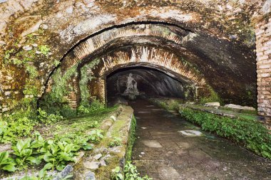 Ostia Antica - Roma arkeolojik kazılarda termal s mithraeum bir boğa öldürmek Mithras tanrı heykeli