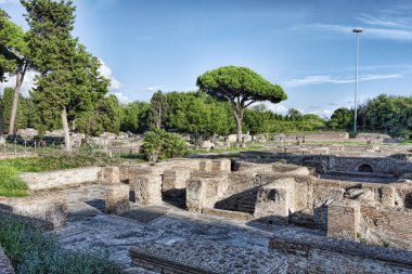 Roma İmparatorluğu'nun Ostia Antica - Roma arkeoloji kazıları manzarada Harabeleri