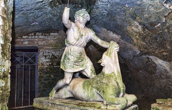 Ostia Antica - Roma arkeolojik kazılarda termal s mithraeum bir boğa öldürmek Mithras tanrı heykeli