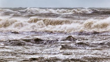 Yüksek dalgalar ve rüzgar fırtınalı kış denize sıfır