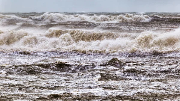 Штормовое Зимнее Море Волнами Ветром — стоковое фото