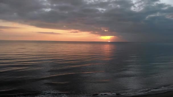 日の光とオレンジの光の反射と海の段ボール表面上の夕暮れの夕日を空中ビュー — ストック動画