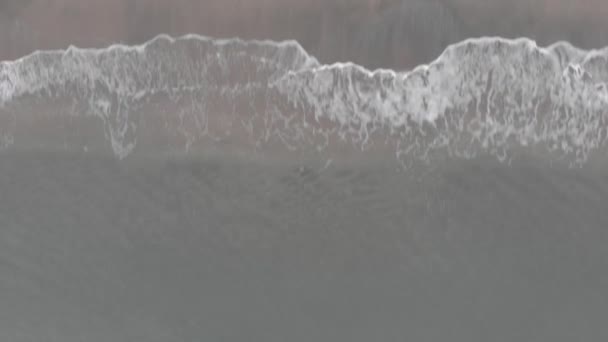 海底までのエメラルド色の段ボール表面の海の動きの空中トップビュー砂の海岸に波がクラッシュ — ストック動画