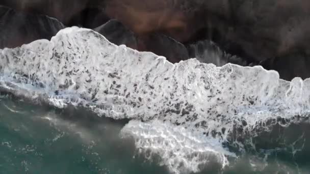 Aerial Top View Oceanic Surf Waves Crashing Shore Sandy Beach — Stock Video