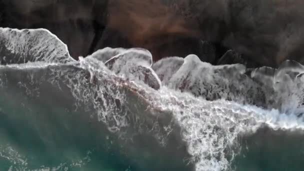 Vista Aérea Superior Las Olas Oceánicas Surf Que Estrellan Orillas — Vídeos de Stock