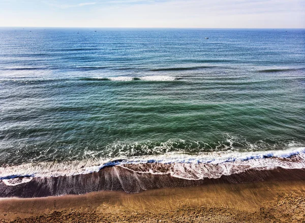 Вид Воздуха Пляж Голубой Спокойный Океан Множеством Лодок Вдалеке — стоковое фото