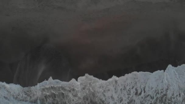 在暮色中 海面被汹涌的海浪冲击着 缓慢地在黑暗的沙滩上冲撞 空中俯瞰大海的顶部 — 图库视频影像