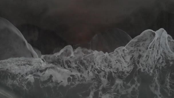 Alacakaranlıkta Okyanusun Üst Görüntüsü Kıyı Şeridi Şiddetli Dalgalar Tarafından Vurularak — Stok video